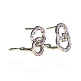 Boucles d'oreilles diamants.