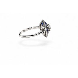 L'Heure Bleue – Bague Art Déco Saphirs Calibrés & Diamants